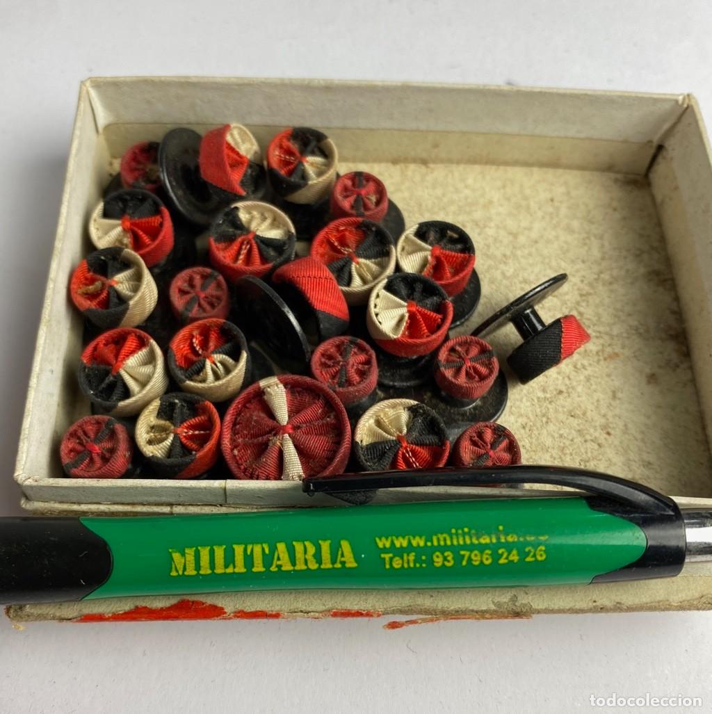 Militaria: Caja de Rosetas miniaturas de condecoraci&oacute;n para uso no uniformado con la inscripci&oacute;n CRUZ ROJA ANTI