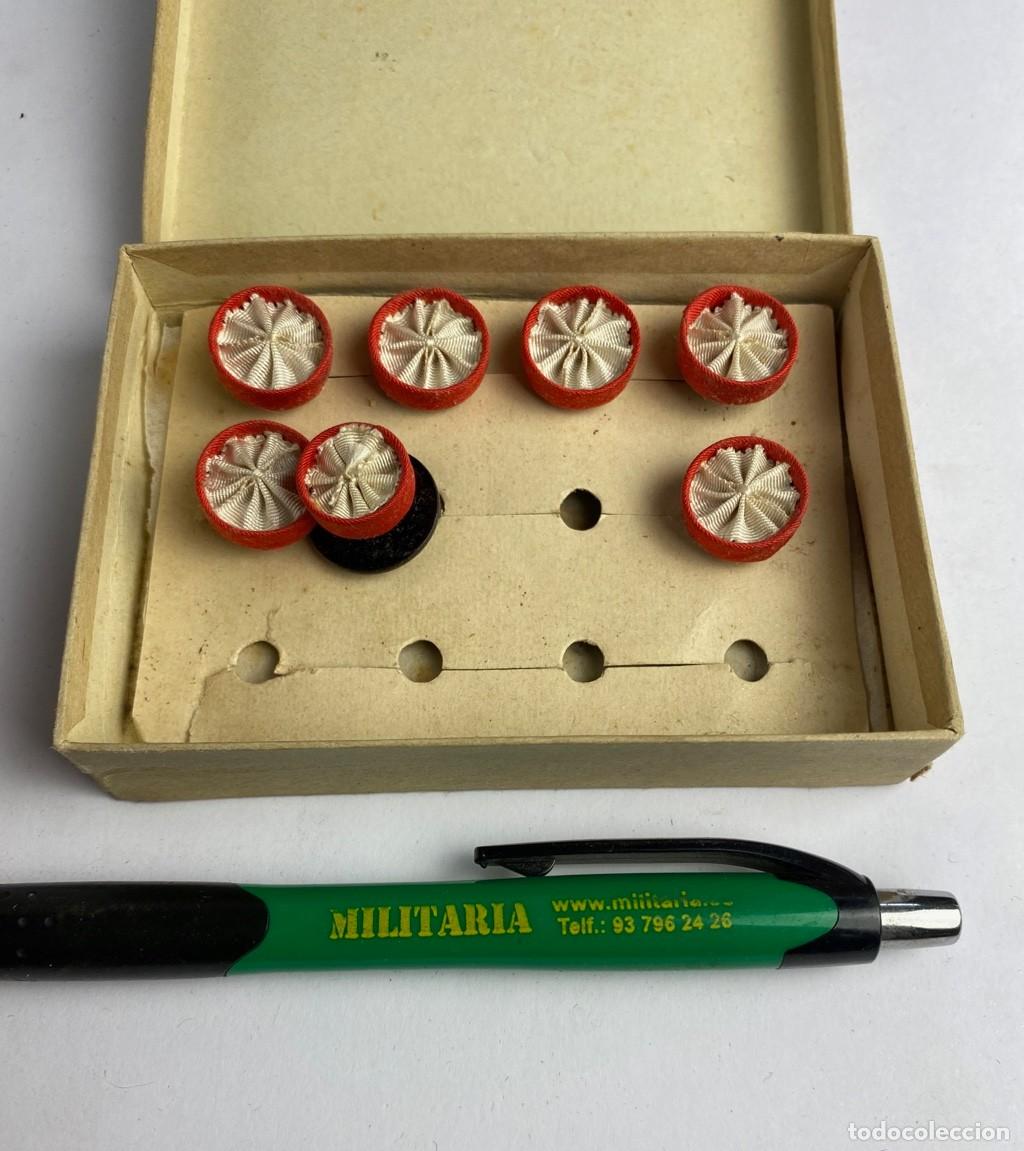 Militaria: Caja de Rosetas miniaturas de condecoraci&oacute;n para uso no uniformado con la inscripci&oacute;n CRUZ ROJA PARA