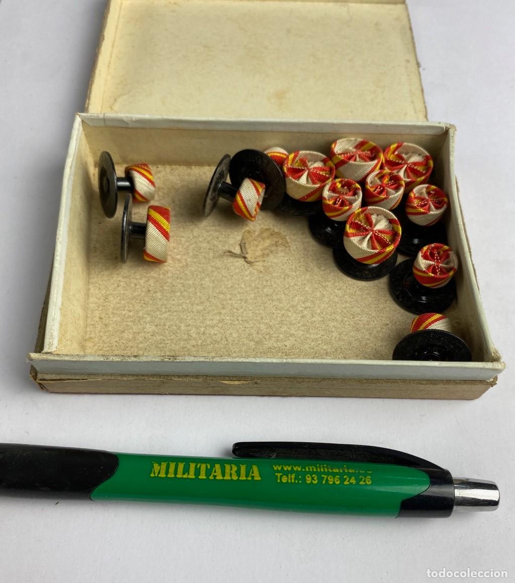 Militaria: Caja de Rosetas miniaturas de condecoraci&oacute;n para uso no uniformado con la inscripci&oacute;n BRUCH 13