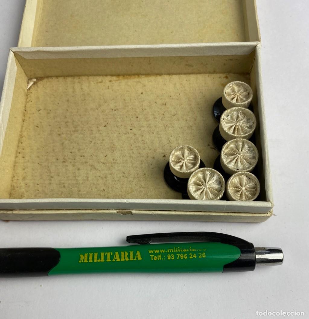 Militaria: Caja de Rosetas miniaturas de condecoraci&oacute;n para uso no uniformado con la inscripci&oacute;n BENEFICENCIA B