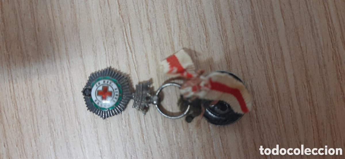 Militaria: medalla de solapa Cruz roja epoca guerra civil ,posiblemente para dama auxiliar