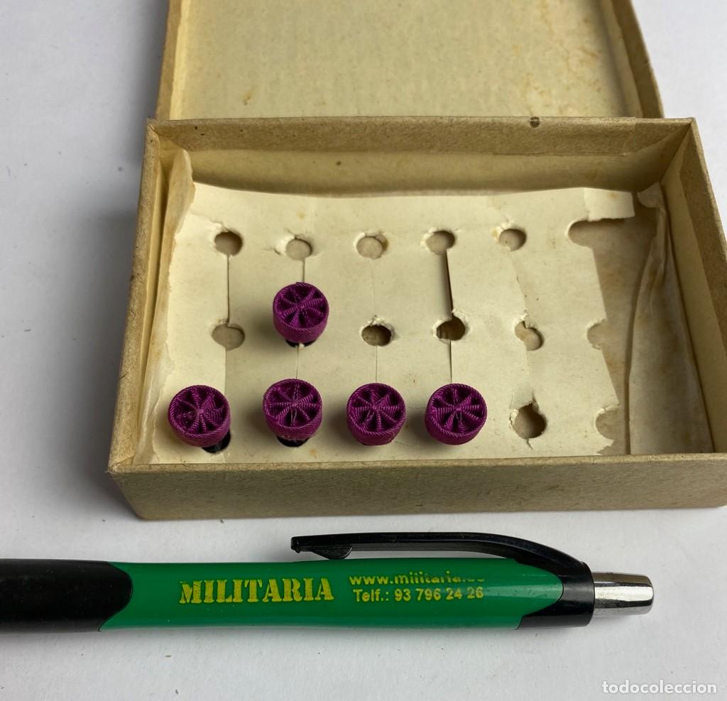 Militaria: Caja de Rosetas miniaturas de condecoraci&oacute;n para uso no uniformado con la inscripci&oacute;n CONSTANCIA CRU