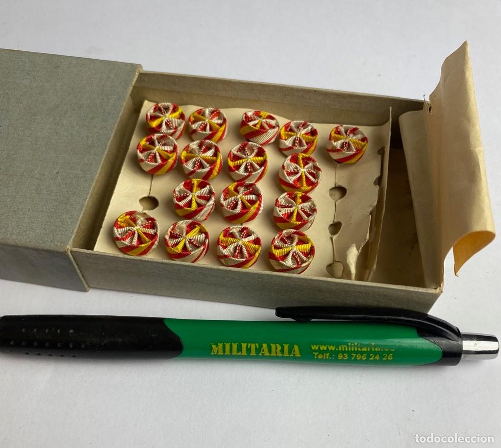Militaria: Caja de Rosetas miniaturas de condecoraci&oacute;n para uso no uniformado con la inscripci&oacute;n IMARIA CRISTIN