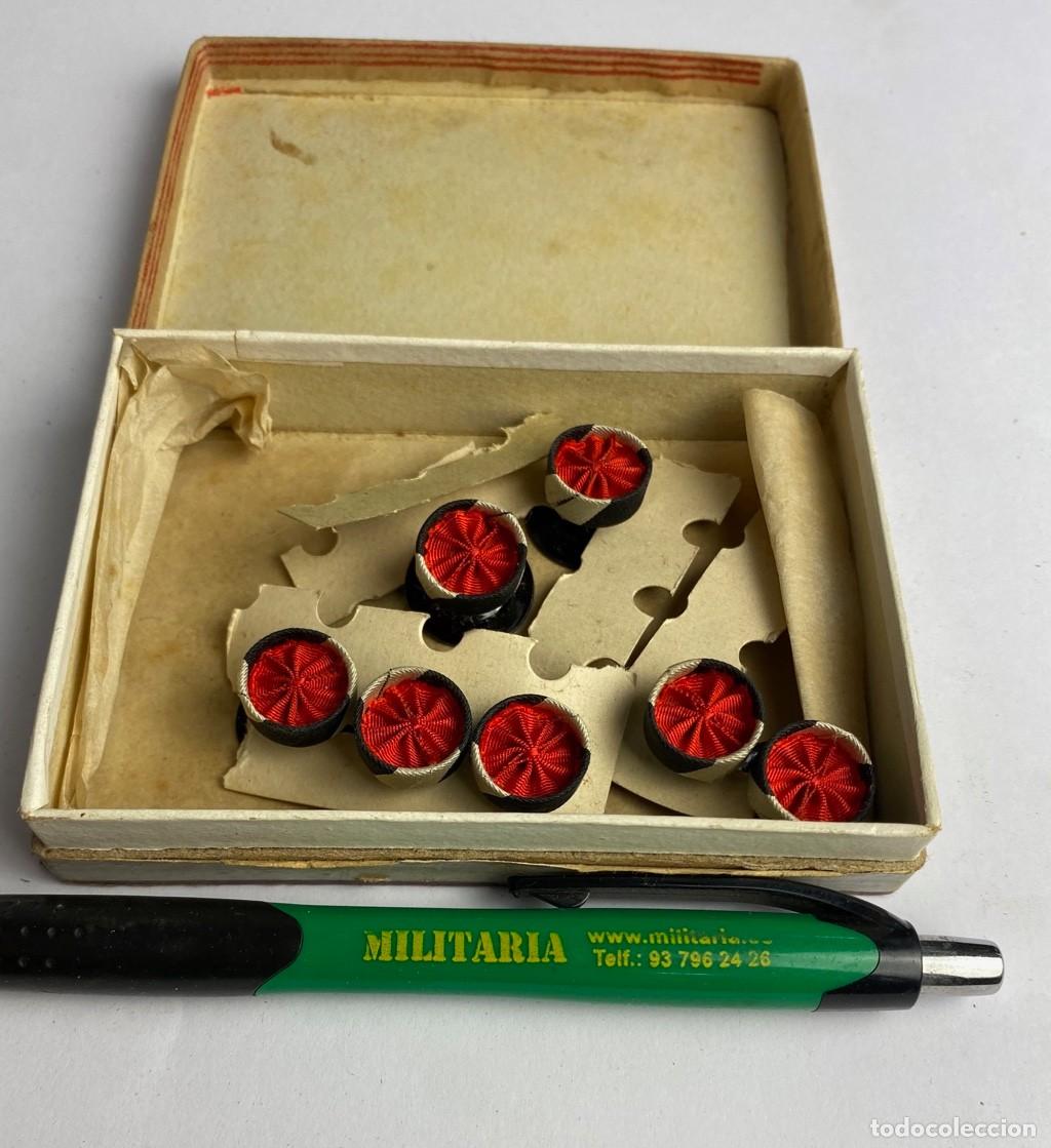 Militaria: Caja de Rosetas miniaturas de condecoraci&oacute;n para uso no uniformado con la inscripci&oacute;n HOSPITALARIOS