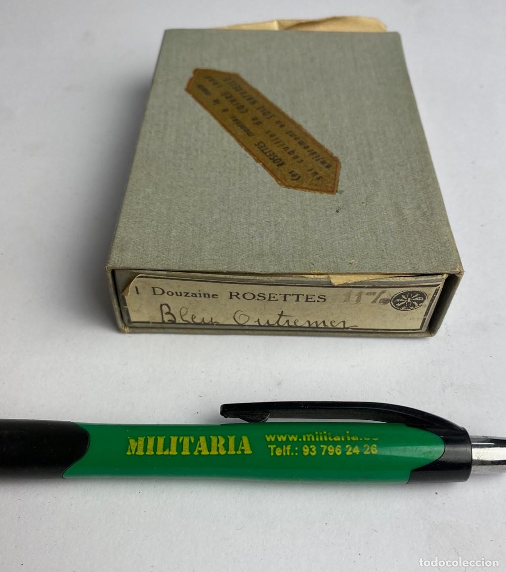 Militaria: Caja de Rosetas miniaturas de condecoraci&oacute;n para uso no uniformado con la inscripci&oacute;n AZUL ULTRAMAR