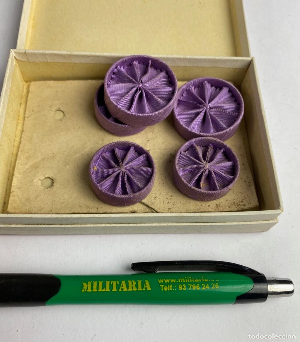 Militaria: Caja de Rosetas miniaturas de condecoraci&oacute;n para uso no uniformado con la inscripci&oacute;n SOMATENES 21