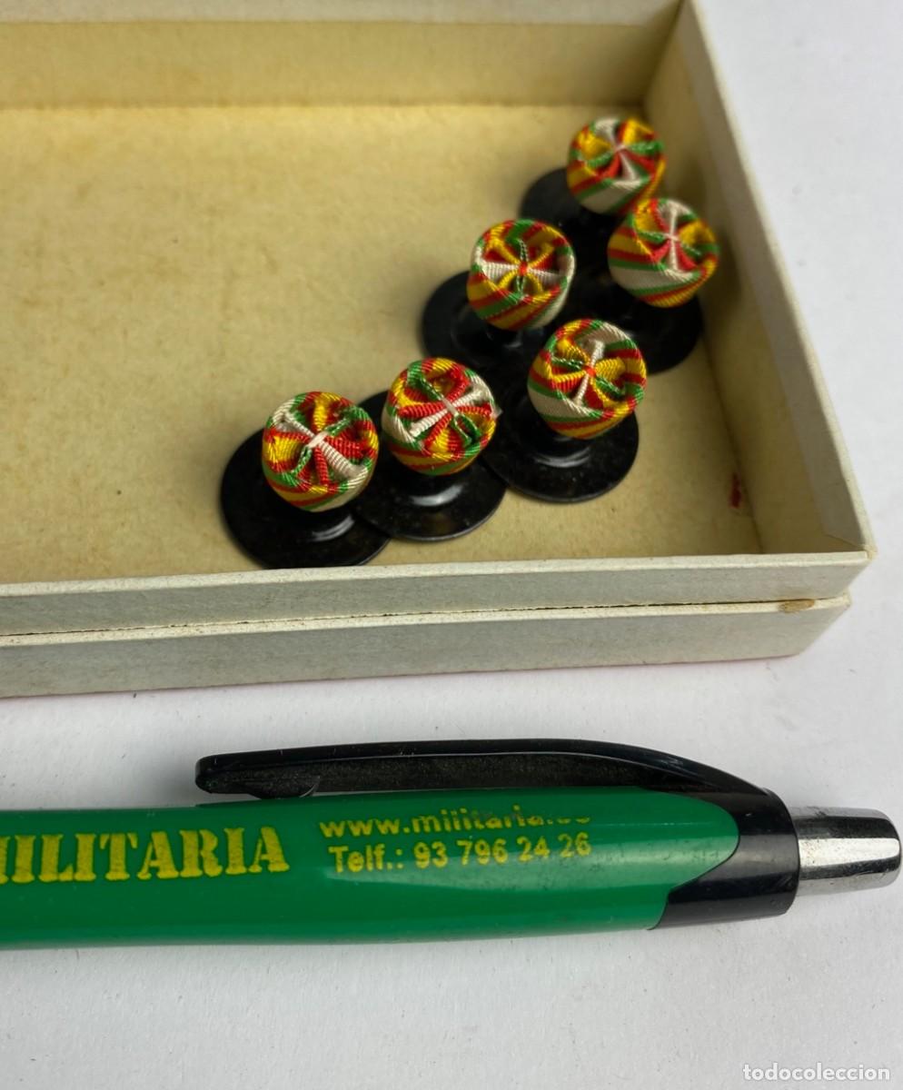 Militaria: Caja de Rosetas miniaturas de condecoraci&oacute;n para uso no uniformado con la inscripci&oacute;n MEDALLA DE LA