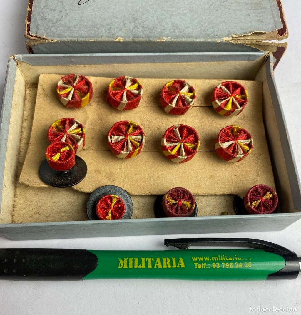 Militaria: Caja de Rosetas miniaturas de condecoraci&oacute;n para uso no uniformado con la inscripci&oacute;n GUERRA CIVIL 2