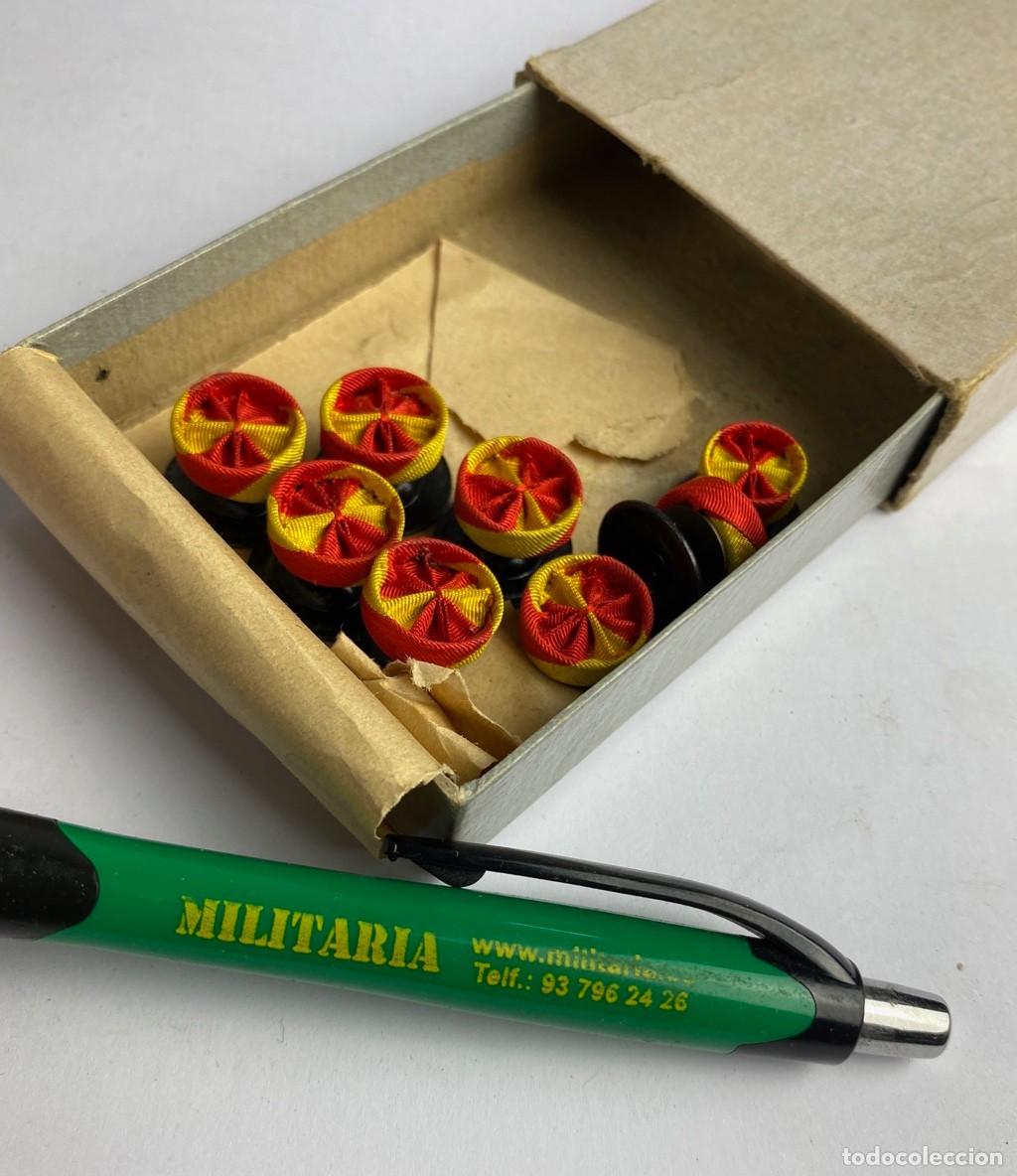 Militaria: Caja de Rosetas miniaturas de condecoraci&oacute;n para uso no uniformado con la inscripci&oacute;n M&Eacute;RITO MILITAR