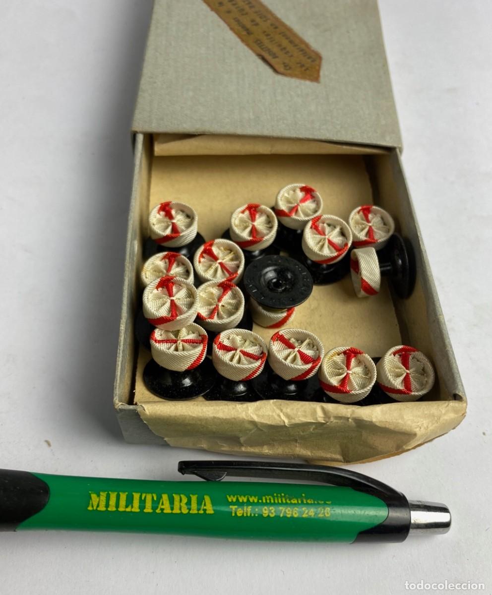 Militaria: Caja de Rosetas miniaturas de condecoraci&oacute;n para uso no uniformado con la inscripci&oacute;n M&Eacute;RITO MILITAR