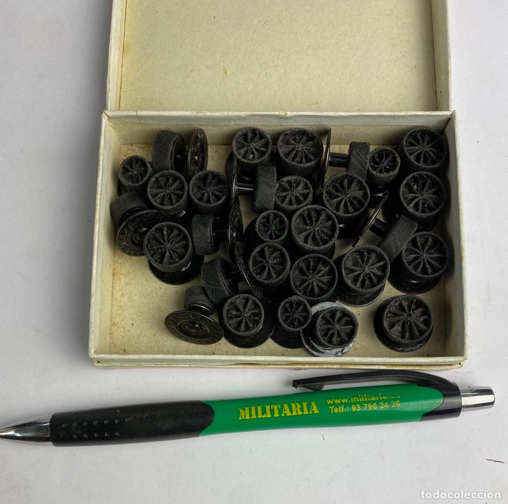 Militaria: Caja de Rosetas miniaturas de condecoraci&oacute;n para uso no uniformado con la inscripci&oacute;n NEGRAS 26