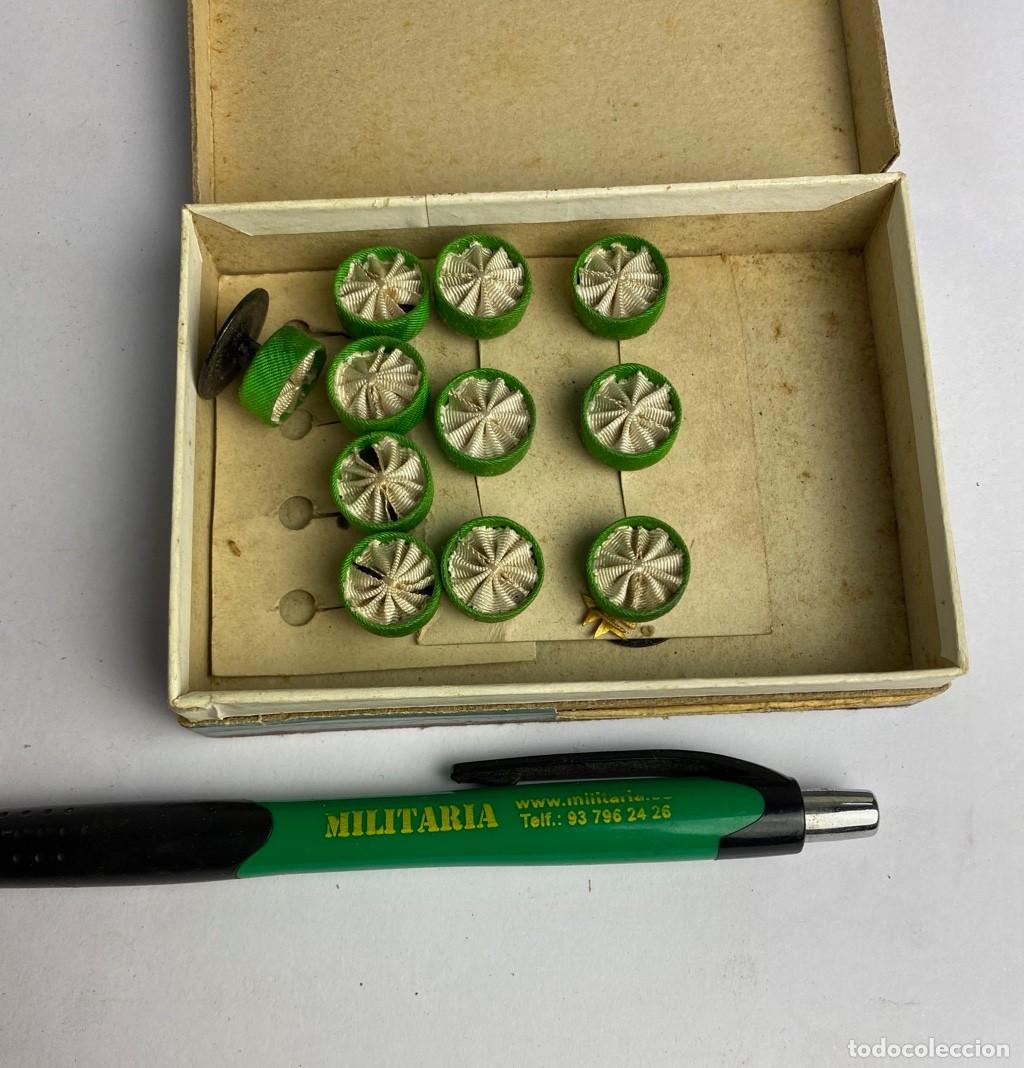 Militaria: Caja de Rosetas miniaturas de condecoraci&oacute;n para uso no uniformado con la inscripci&oacute;n VERDE Y BLANCO