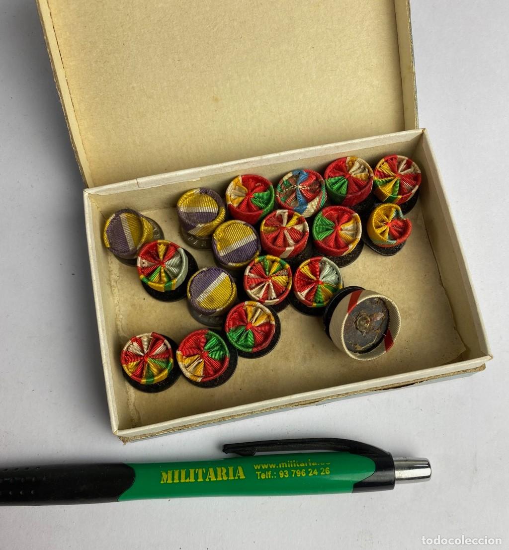 Militaria: Caja de Rosetas miniaturas de condecoraci&oacute;n para uso no uniformado con la inscripci&oacute;n VARIAS CUBA 28