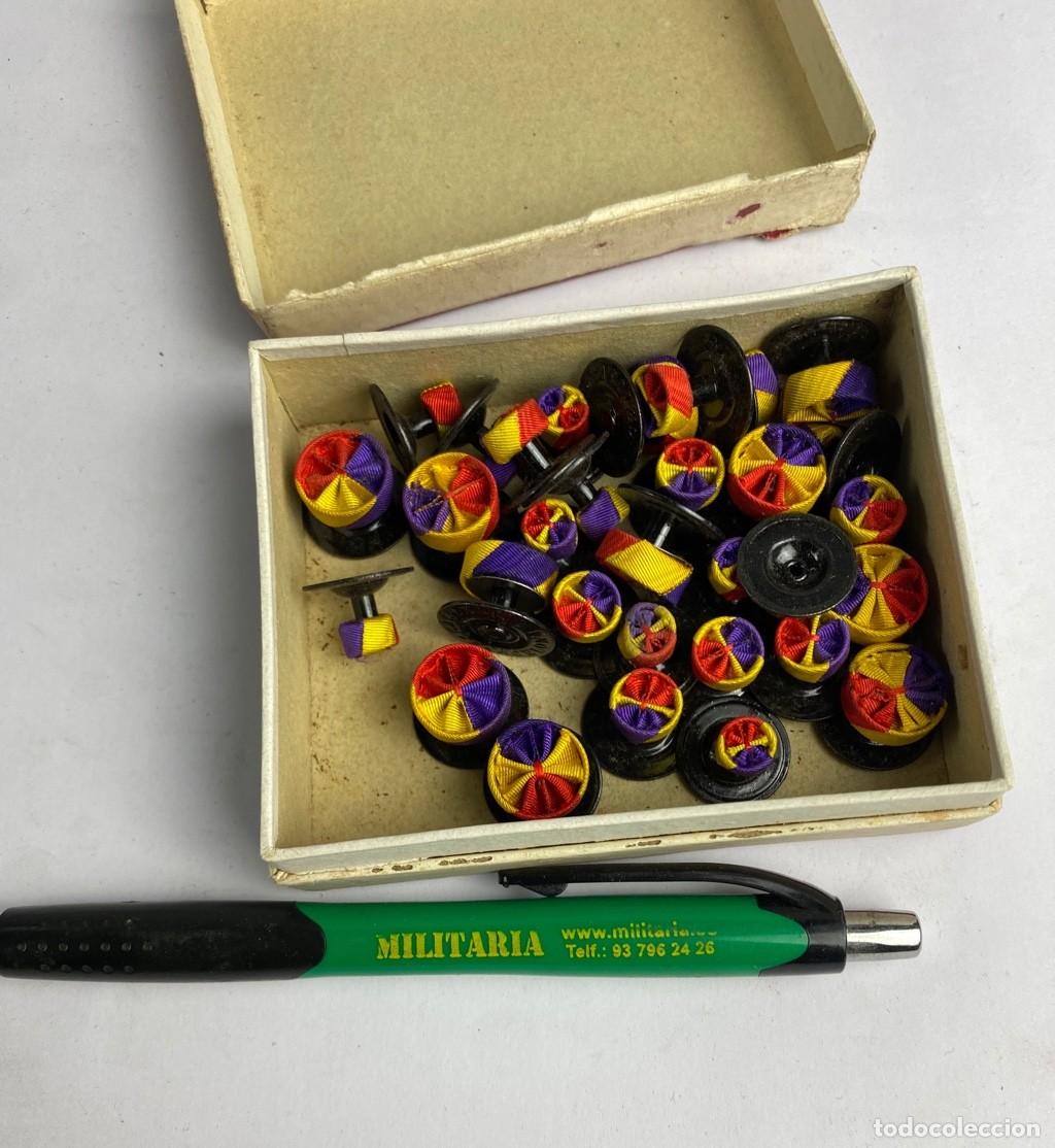 Militaria: Caja de Rosetas miniaturas de condecoraci&oacute;n para uso no uniformado sin inscripci&oacute;n 29