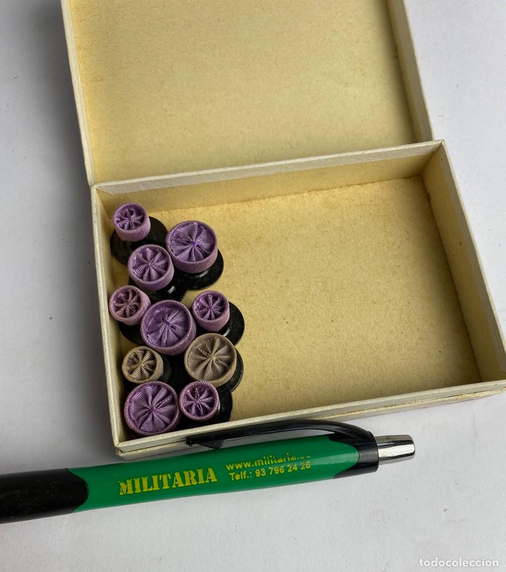 Militaria: Caja de Rosetas miniaturas de condecoraci&oacute;n para uso no uniformado con la inscripci&oacute;n CRUZ ALFONSO X