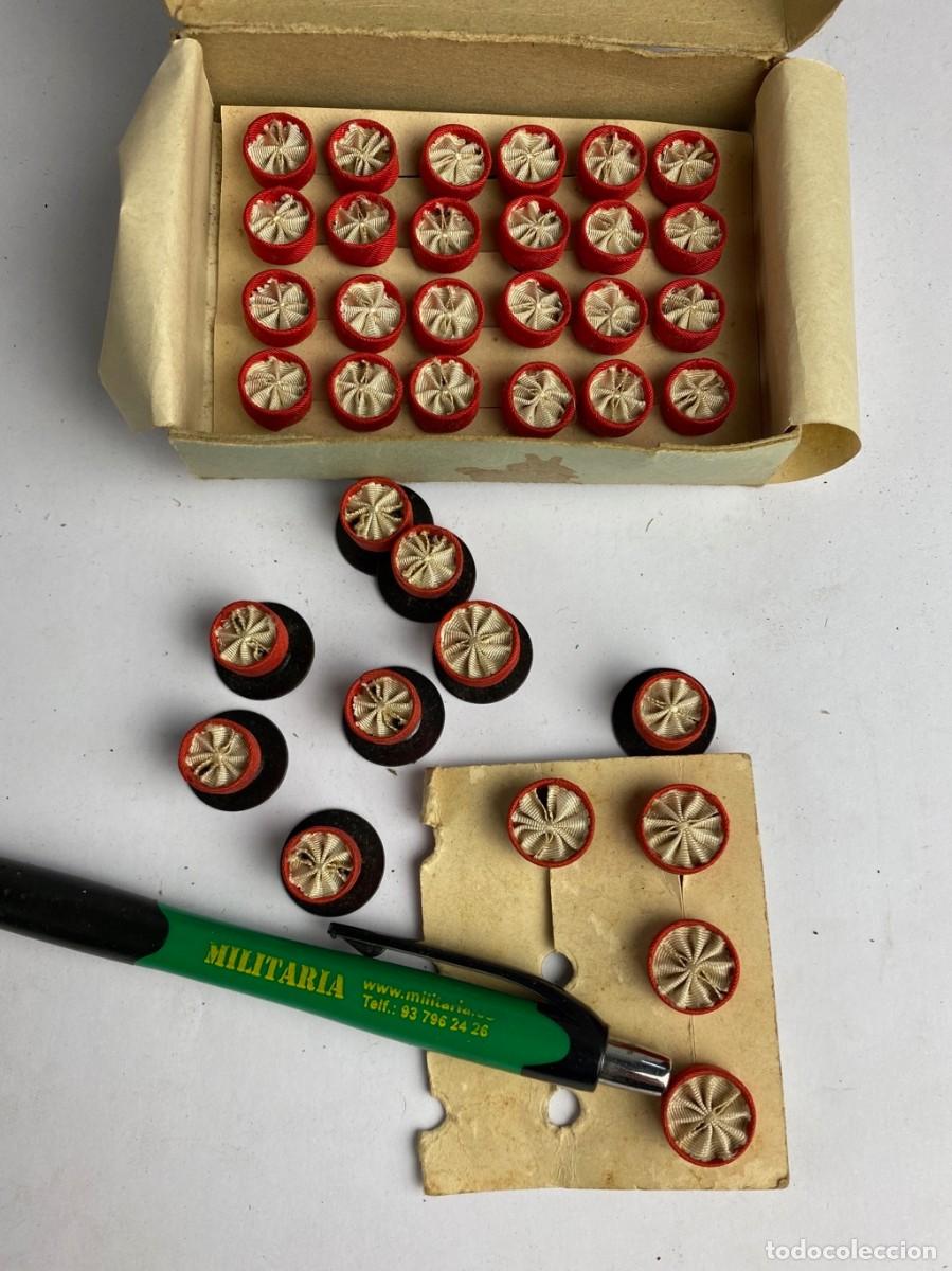 Militaria: Caja de Rosetas miniaturas de condecoraci&oacute;n para uso no uniformado con la inscripci&oacute;n CRUZ ROJA SOCI
