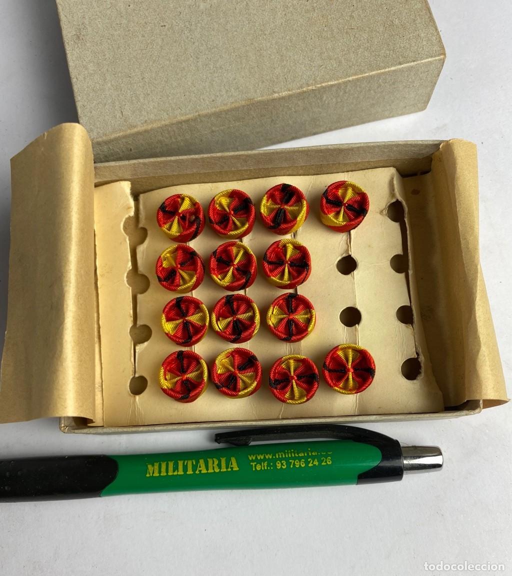 Militaria: Caja de Rosetas miniaturas de condecoraci&oacute;n para uso no uniformado con la inscripci&oacute;n MEDALLA CAMPA&Ntilde;