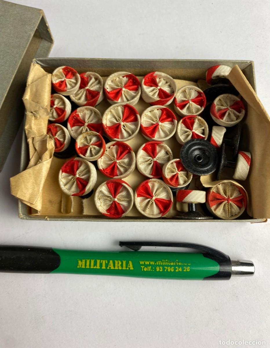 Militaria: Caja de Rosetas miniaturas de condecoraci&oacute;n para uso no uniformado con la inscripci&oacute;n CRUZ ROJA 35