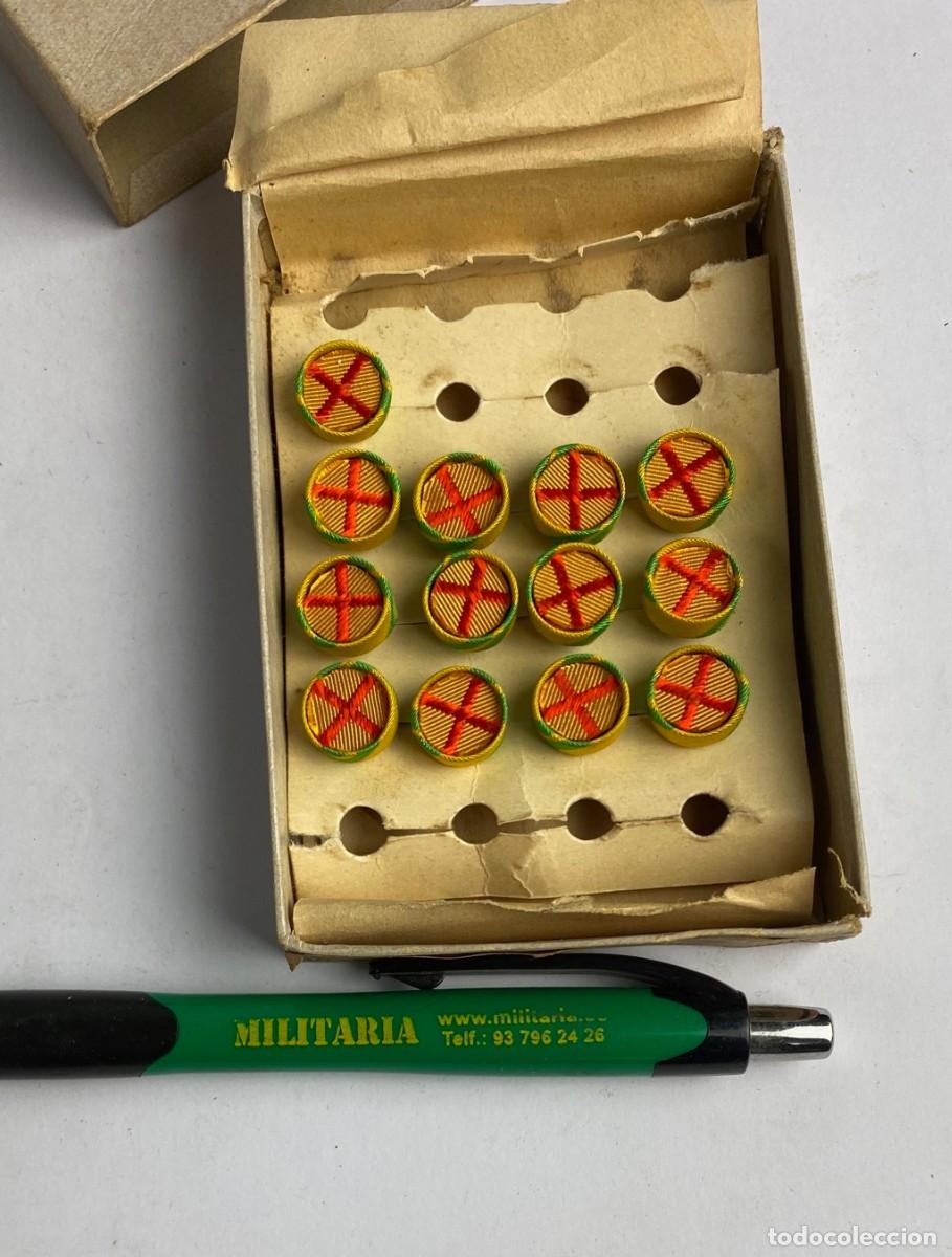 Militaria: Caja de Rosetas miniaturas de condecoraci&oacute;n para uso no uniformado con la inscripci&oacute;n SUFRIMIENTOS C