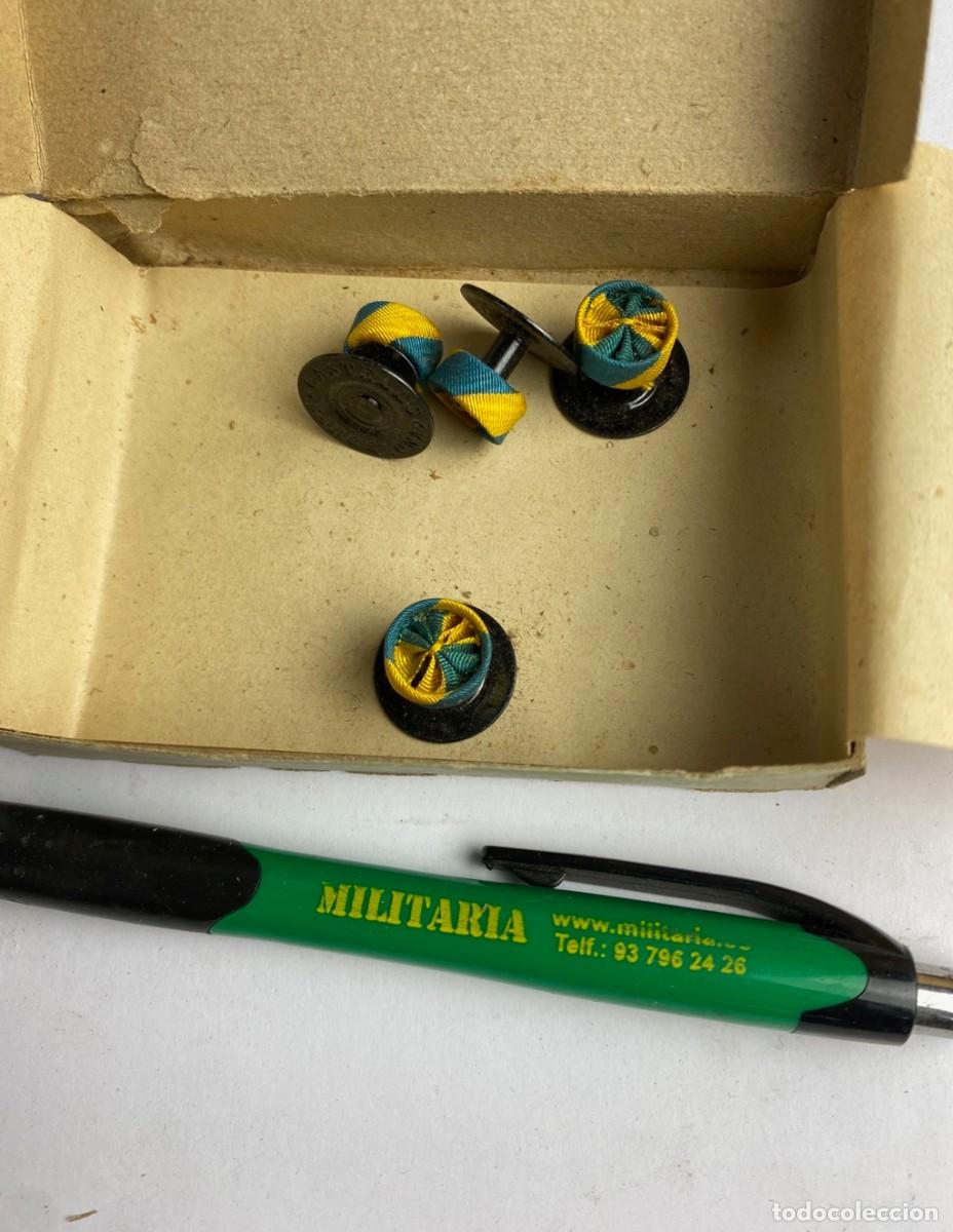 Militaria: Caja de Rosetas miniaturas de condecoraci&oacute;n para uso no uniformado con la inscripci&oacute;n HERMENEGILDO 3