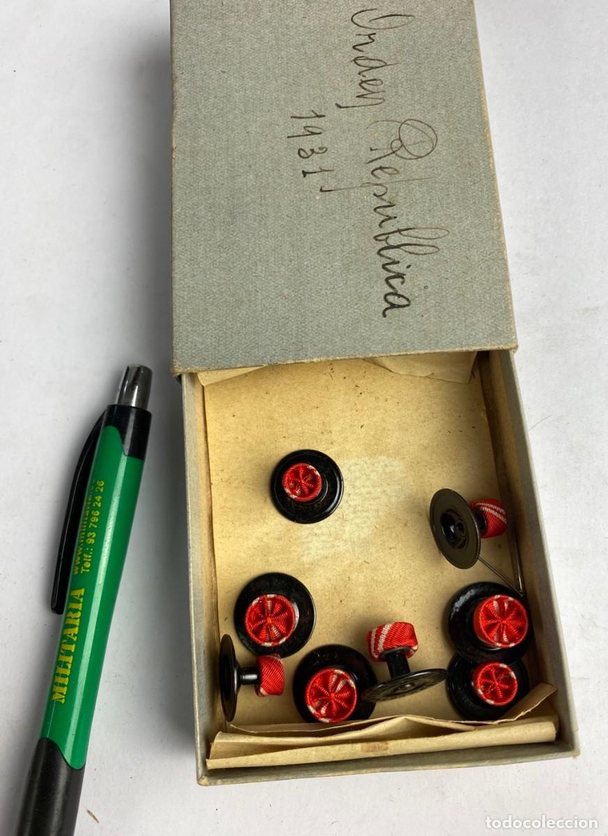 Militaria: Caja de Rosetas miniaturas de condecoraci&oacute;n para uso no uniformado con la inscripci&oacute;n ORDEN REP&Uacute;BLIC