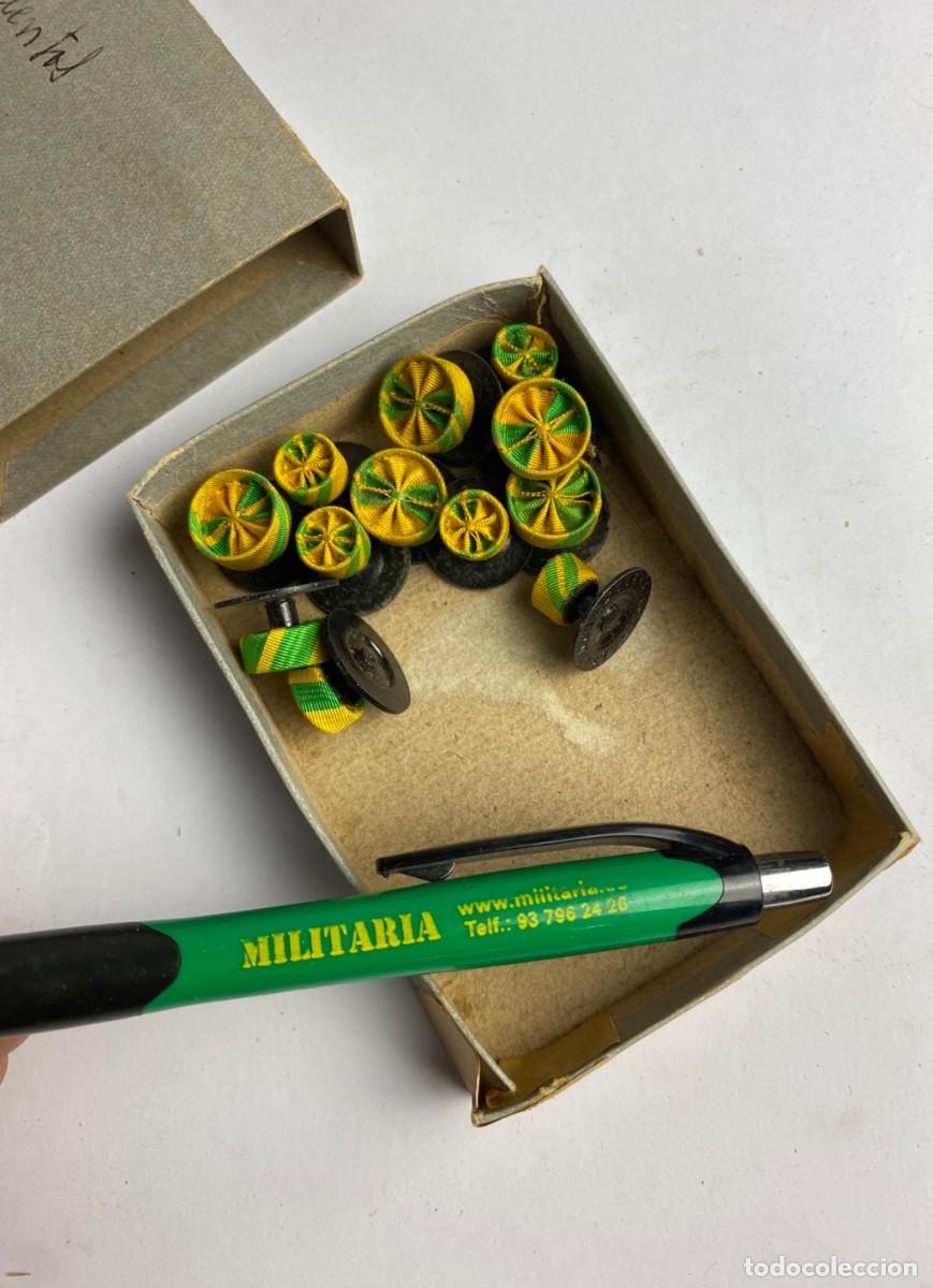 Militaria: Caja de Rosetas miniaturas de condecoraci&oacute;n para uso no uniformado con la inscripci&oacute;n SUFRIMIENTOS Y