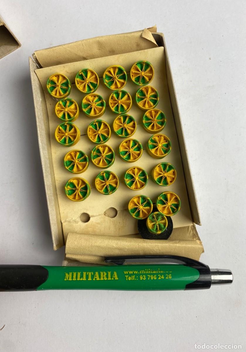 Militaria: Caja de Rosetas miniaturas de condecoraci&oacute;n para uso no uniformado con la inscripci&oacute;n SUFRIMIENTOS 4