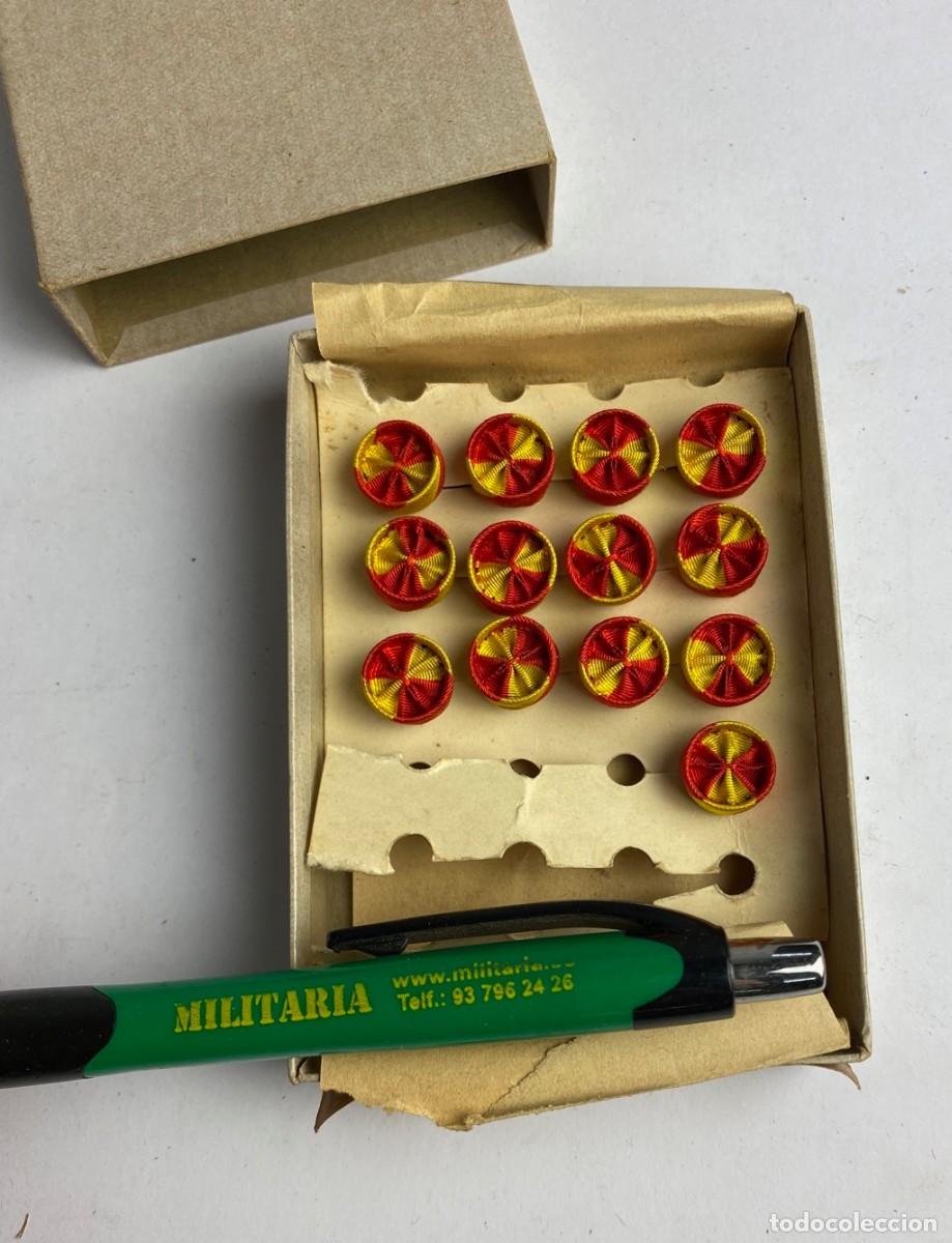 Militaria: Caja de Rosetas miniaturas de condecoraci&oacute;n para uso no uniformado con la inscripci&oacute;n M&Eacute;RITO NAVAL 4