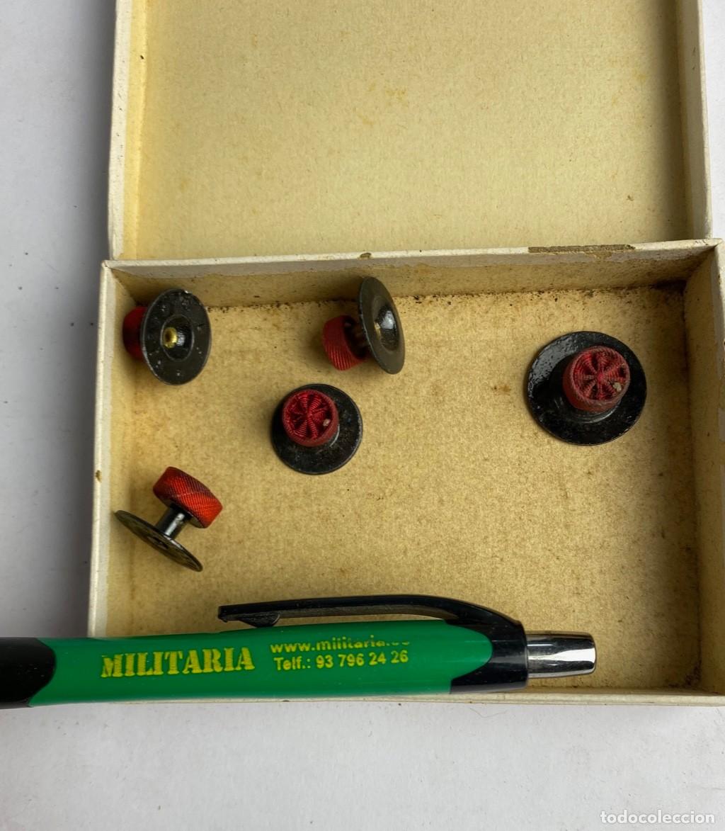 Militaria: Caja de Rosetas miniaturas de condecoraci&oacute;n para uso no uniformado con la inscripci&oacute;n ENCOMIENDAS 43