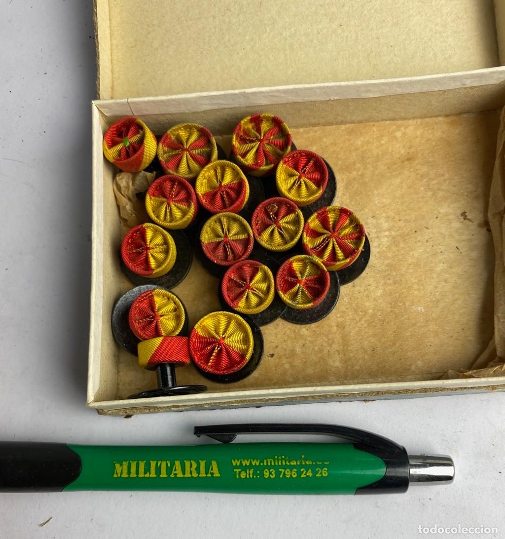 Militaria: Caja de Rosetas miniaturas de condecoraci&oacute;n para uso no uniformado con la inscripci&oacute;n EJ&Eacute;RCITO FILIP