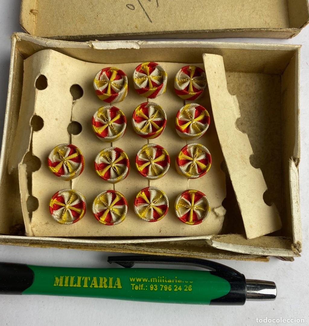 Militaria: Caja de Rosetas miniaturas de condecoraci&oacute;n para uso no uniformado con la inscripci&oacute;n MEDALLA ALFONS