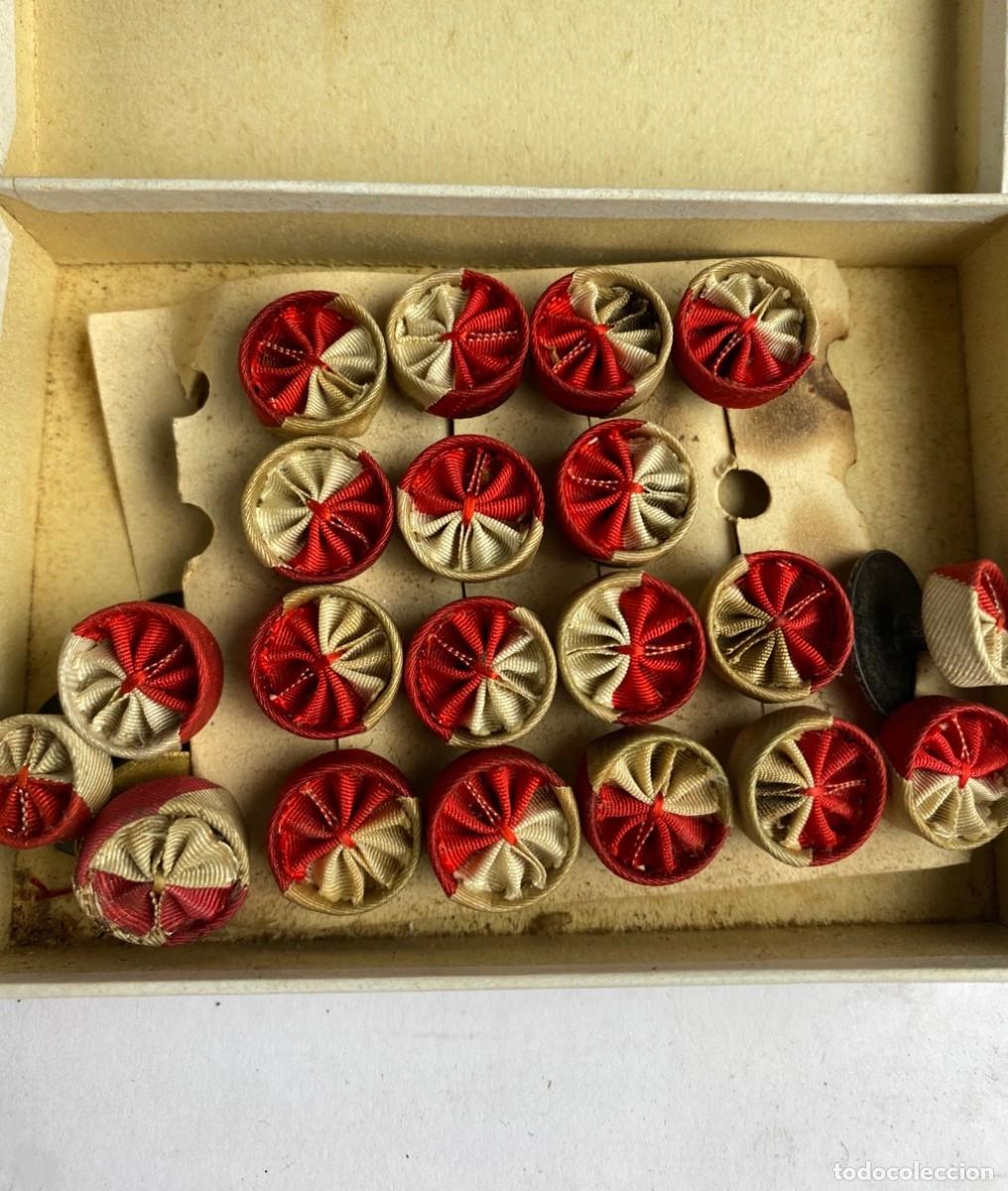 Militaria: Caja de Rosetas miniaturas de condecoraci&oacute;n para uso no uniformado con la inscripci&oacute;n ENCARNADA Y BL