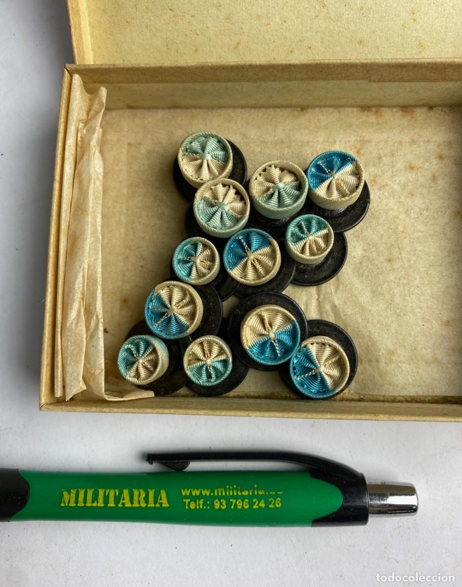 Militaria: Caja de Rosetas miniaturas de condecoraci&oacute;n para uso no uniformado con la inscripci&oacute;n MAESTRANTE DE