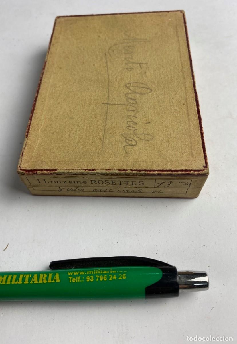 Militaria: Caja de Rosetas miniaturas de condecoraci&oacute;n para uso no uniformado con la inscripci&oacute;n M&Eacute;RITO AGR&Iacute;COL