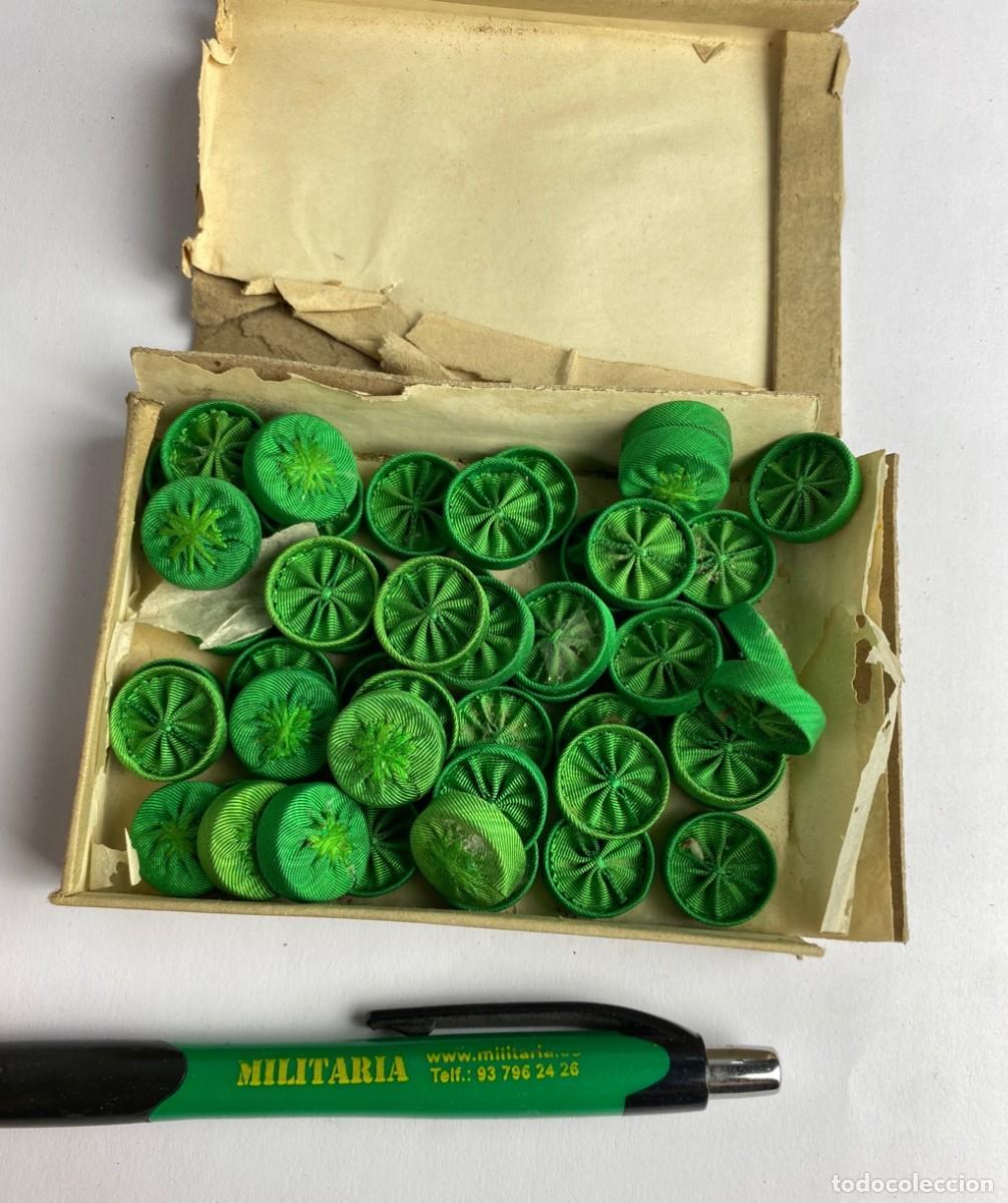 Militaria: Caja de Rosetas miniaturas de condecoraci&oacute;n para uso no uniformado VERDE 49