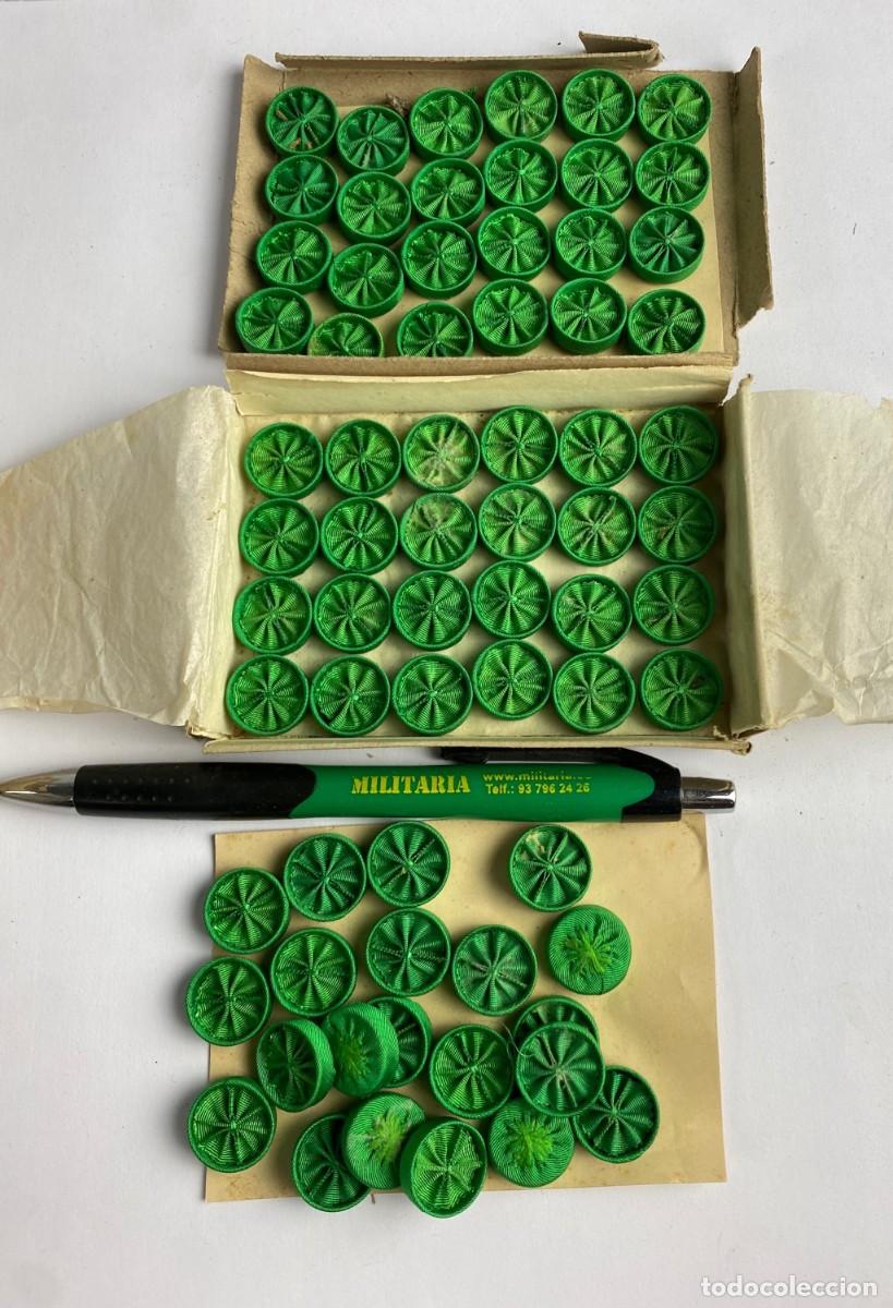 Militaria: Caja de Rosetas miniaturas de condecoraci&oacute;n para uso no uniformado VERDE 50