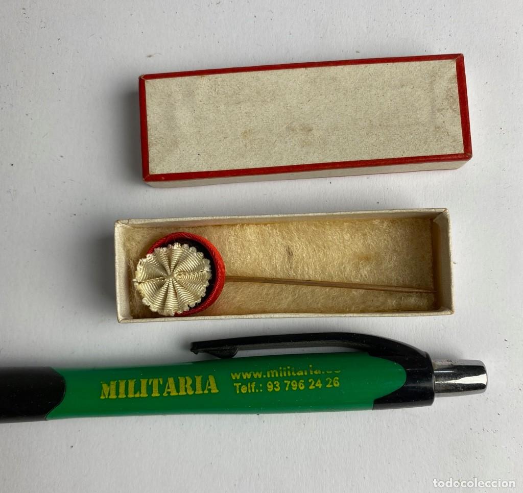 Militaria: Roseta miniatura de condecoraci&oacute;n para uso no uniformado Roja y Blanca con aguja en su caja individu