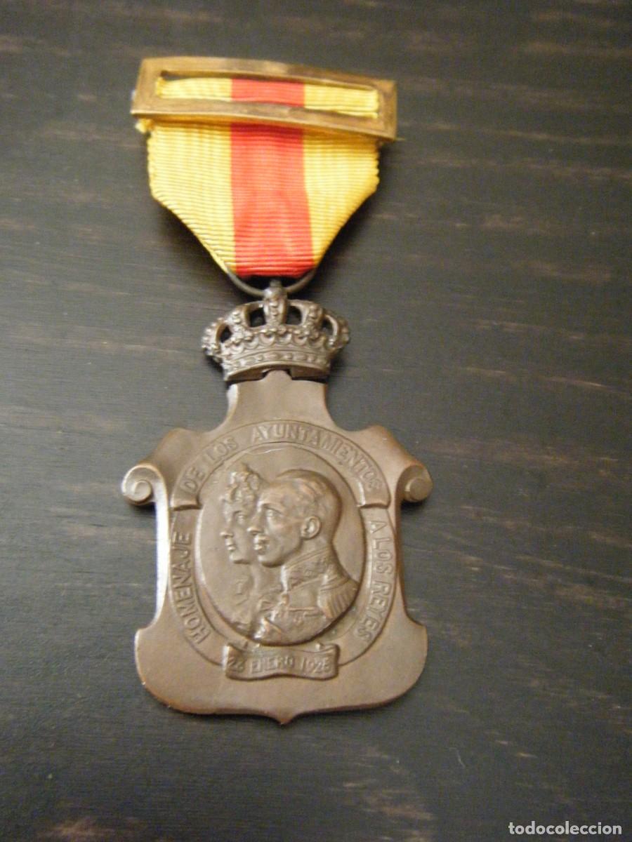 Militaria: MEDALLA HOMENAJE DE LOS AYUNTAMIENTOS A LOS REYES