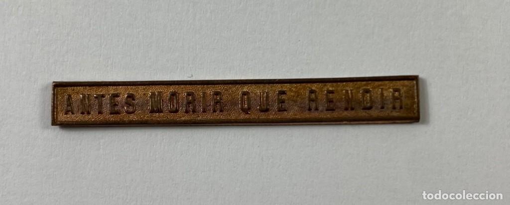 Militaria: Pasador ANTES MORIR QUE RENDIR en cobre para la Cruz de Distinci&oacute;n de Tarragona durante el asedio de
