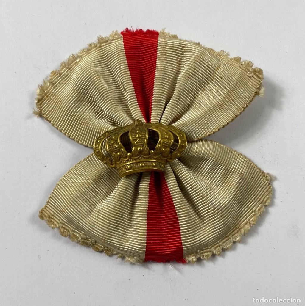 Militaria: ROSETA Cruz Roja con Corona Real finales Siglo XIX o inicios del XX Original