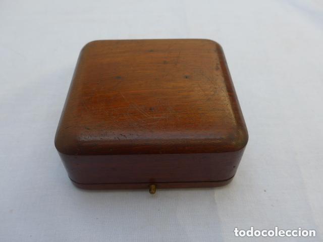 Militaria: Antigua caja de madera para medalla o placa maria cristina, de castells, original.
