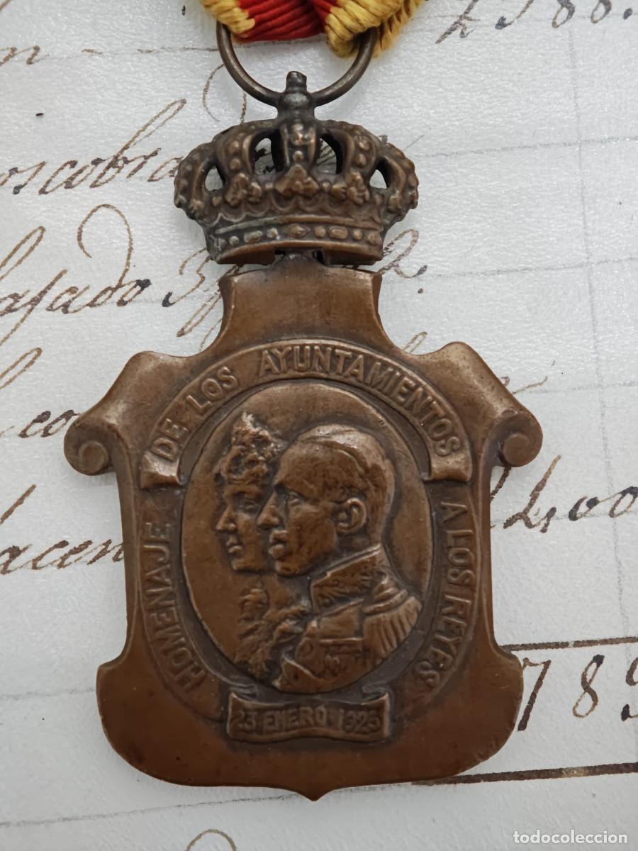 Militaria: Medalla Homenaje de los Ayuntamientos a los Reyes Alfonso XIII y Victoria Eugenia (1925) &ndash; Original