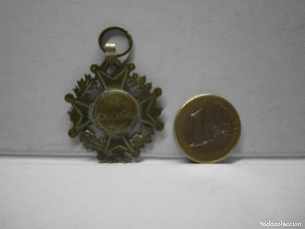 Militaria: antigua medalla al merito
