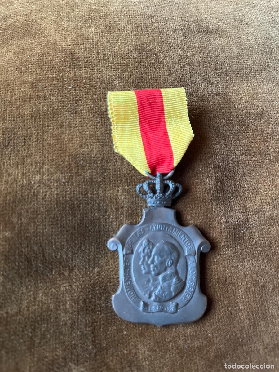 Militaria: Medalla Homenaje de los Ayuntamientos a los Reyes Alfonso XIII