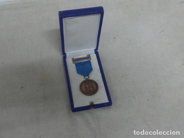 Militaria: Antigua medalla original de la Guardia Urbana de Barcelona en su caja, policia, honor al merito