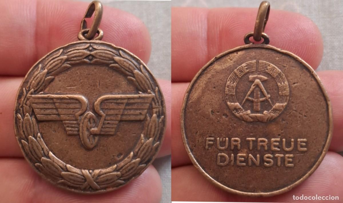 Militaria: Antigua medalla servicio leal en ferrocarriles alemanes Reichsbahn en bronce .ALEMANIA ORIENTAL
