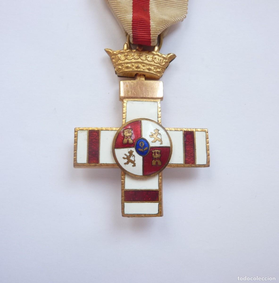 Militaria: Cruz de la medalla del m&eacute;rito militar distintivo blanco. Pensionada. Modelo bifacial. &Eacute;poca Franco