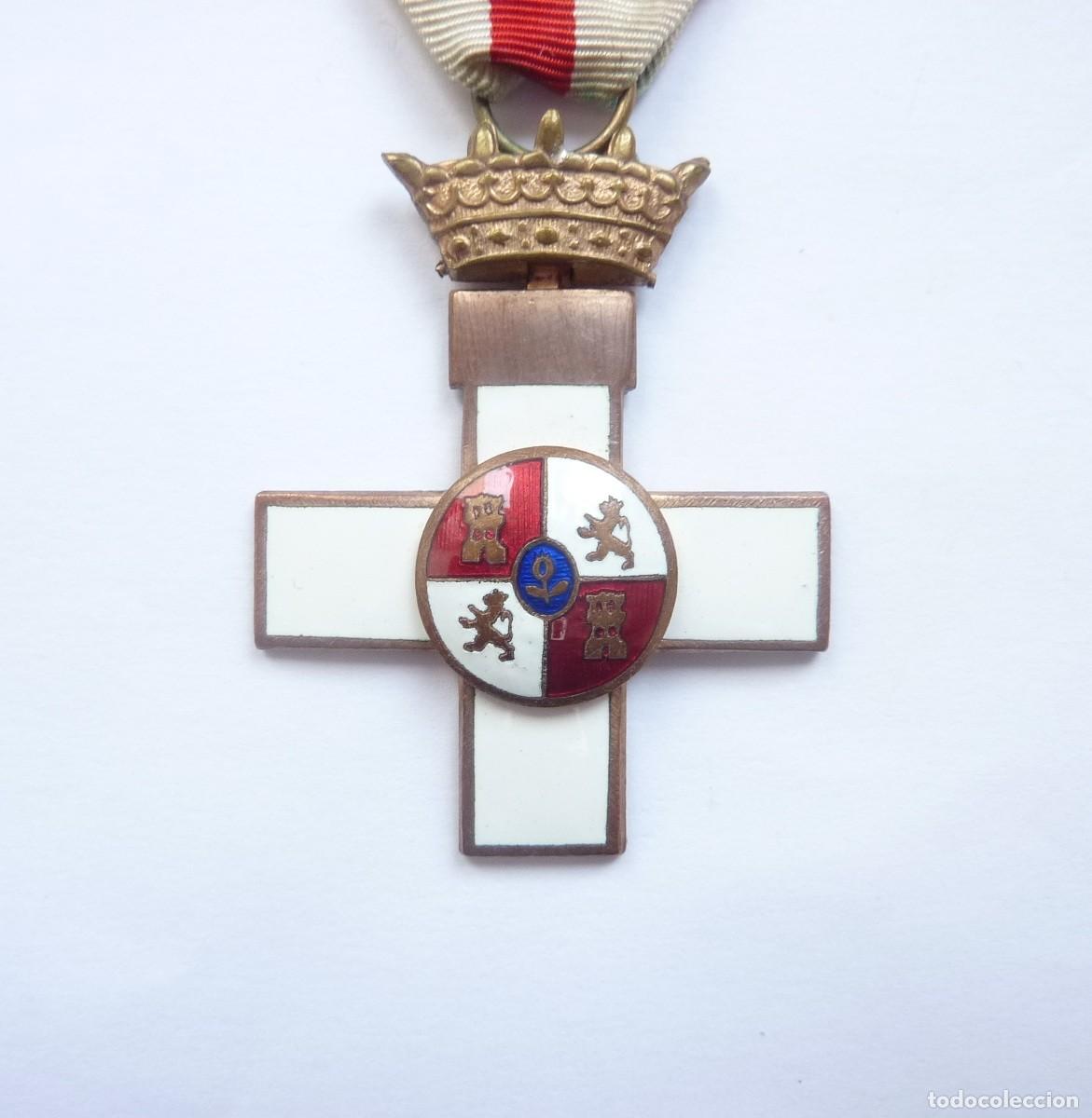 Militaria: Cruz de la medalla del m&eacute;rito militar distintivo blanco. Modelo monofacial. &Eacute;poca Franco