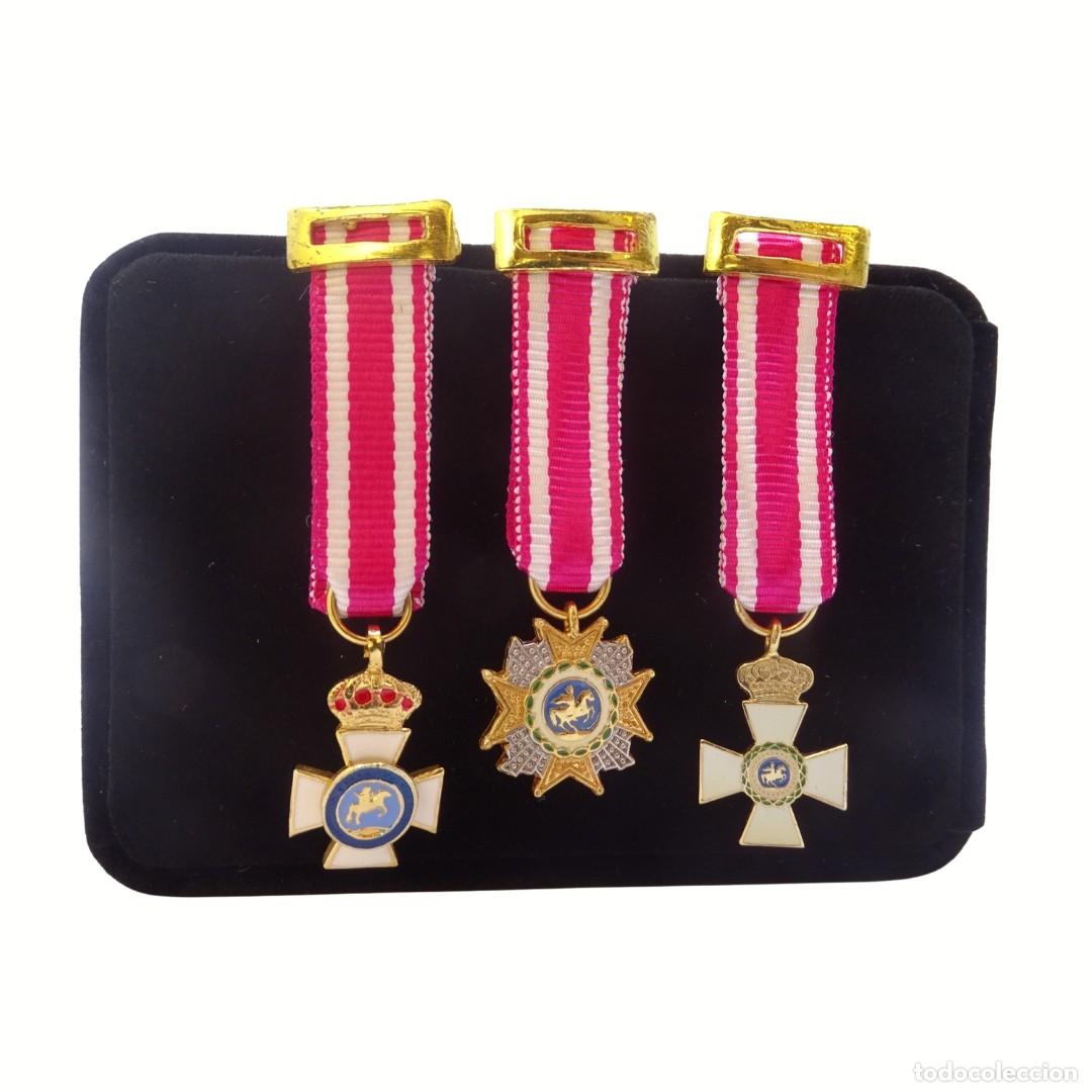 Militaria: Tres condecoraciones de la Orden de San Hermenegildo, lat&oacute;n y cinta de Otom&aacute;n, 80&rsquo;s - Espa&ntilde;a