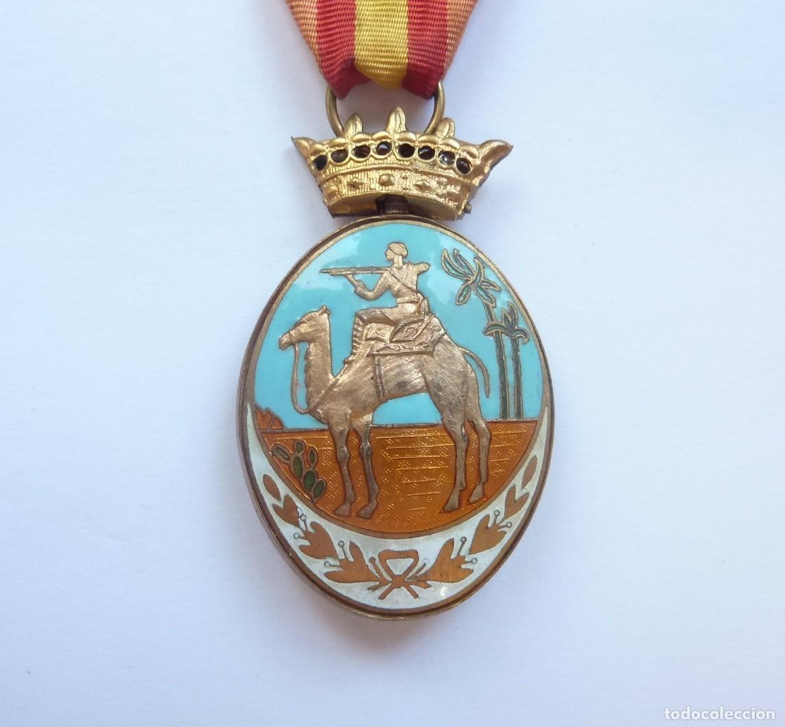 Militaria: Medalla de Ifni Sahara. Modelo para oficiales. Corona articulada.